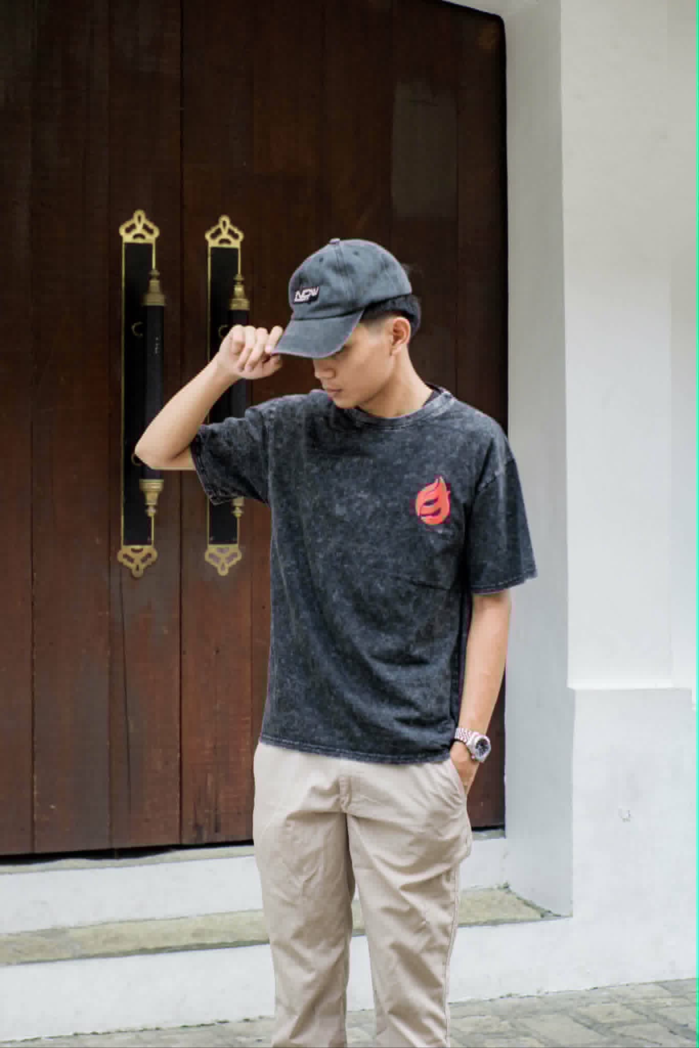 Male model wearing size S